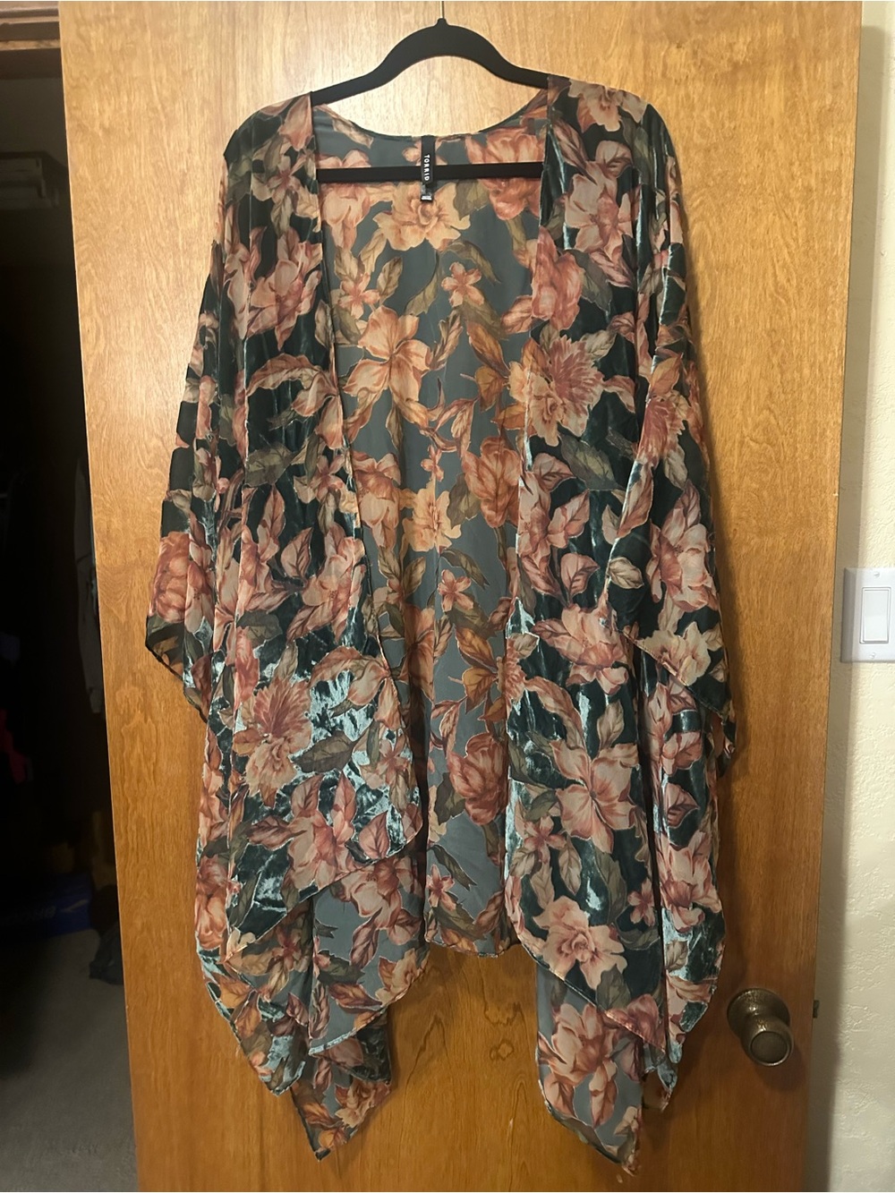 torrid Floral Open-Front Kimono in Deep Green with Mauve and Cream Flowers